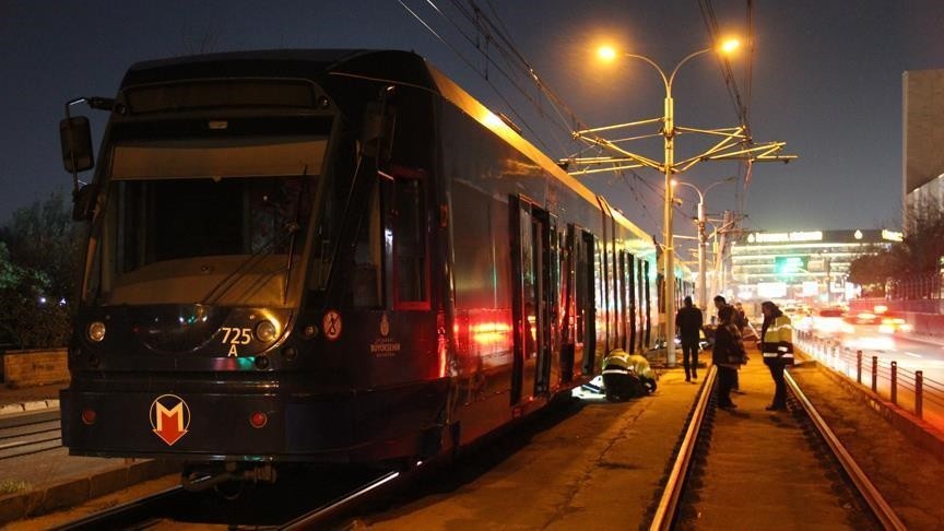 Kabataş-Bağcılar tramvay hattında aydınlatma direği devrildi