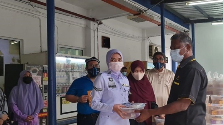Malezyalılar Doğu Türkistan için Uygur ekmeği dağıttı