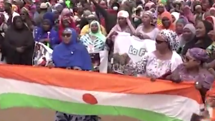 Nijerli kadınlar Fransız askerine tepki gösterdi