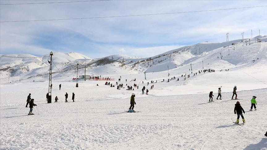 Bitlis'te kar, kayak merkezindeki yoğunluğu arttırdı