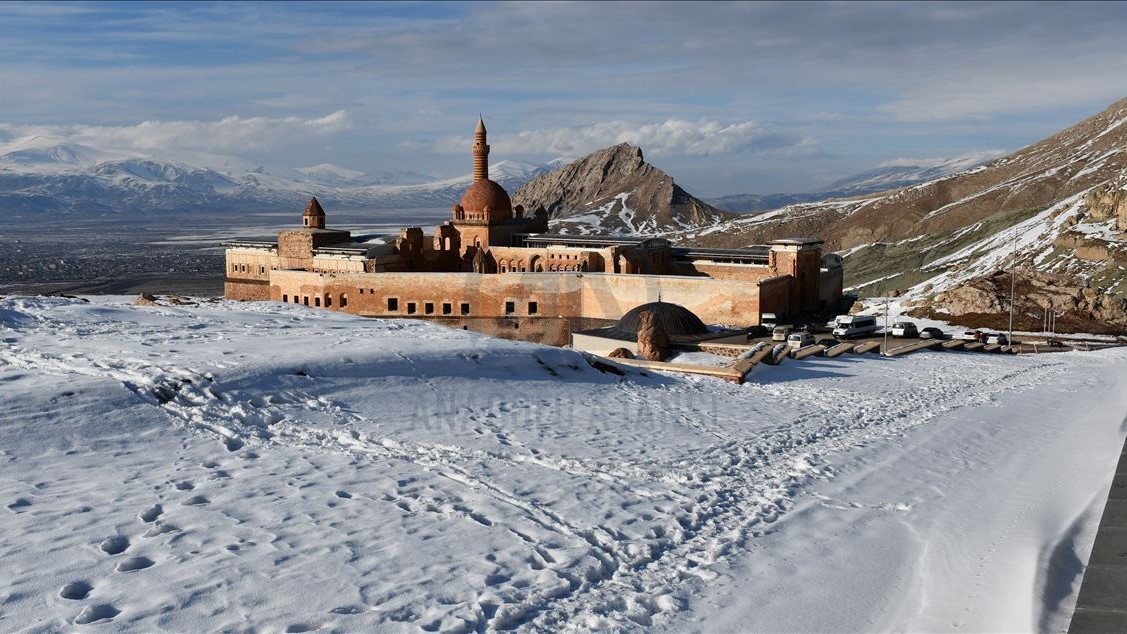 Tarihi İshak Paşa Sarayı martta karla kaplandı