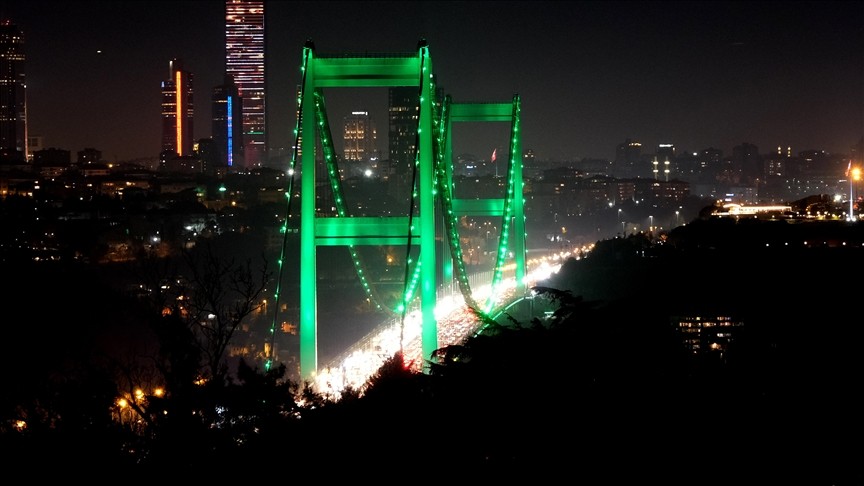 FSM Köprüsü İrlanda Milli Günü için aydınlatıldı