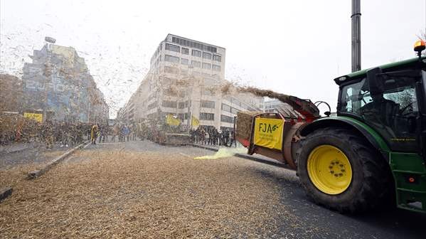 Brüksel'de sokaklar karıştı:  Çiftçiler barikat kurdu