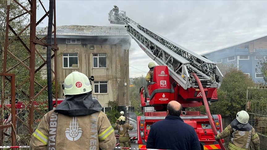 Arnavutköy'de 3 katlı fabrikada yangın çıktı
