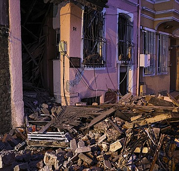 ​Fatih'te 3 katlı binanın büyük bölümü çöktü