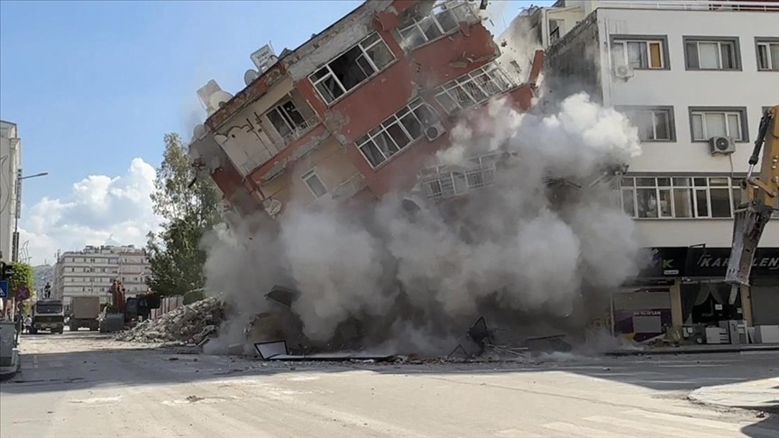 Depremlerden etkilenen Hatay'da  yıkım kararı verilen ağır hasarlı binalarda çalışma