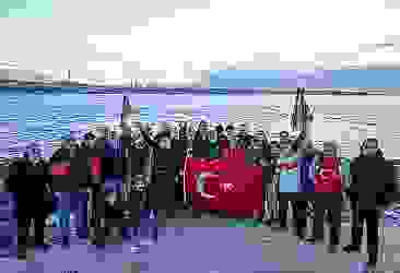İstanbul'da bir grup yüzücü İsrail'i protesto etmek için kulaç attı