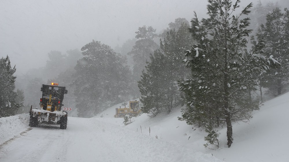 Antalya'da karla mücadele sürüyor