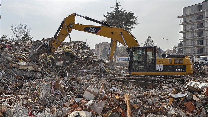 Diyarbakır'da ağır hasarlı binanın yıkımına başlandı