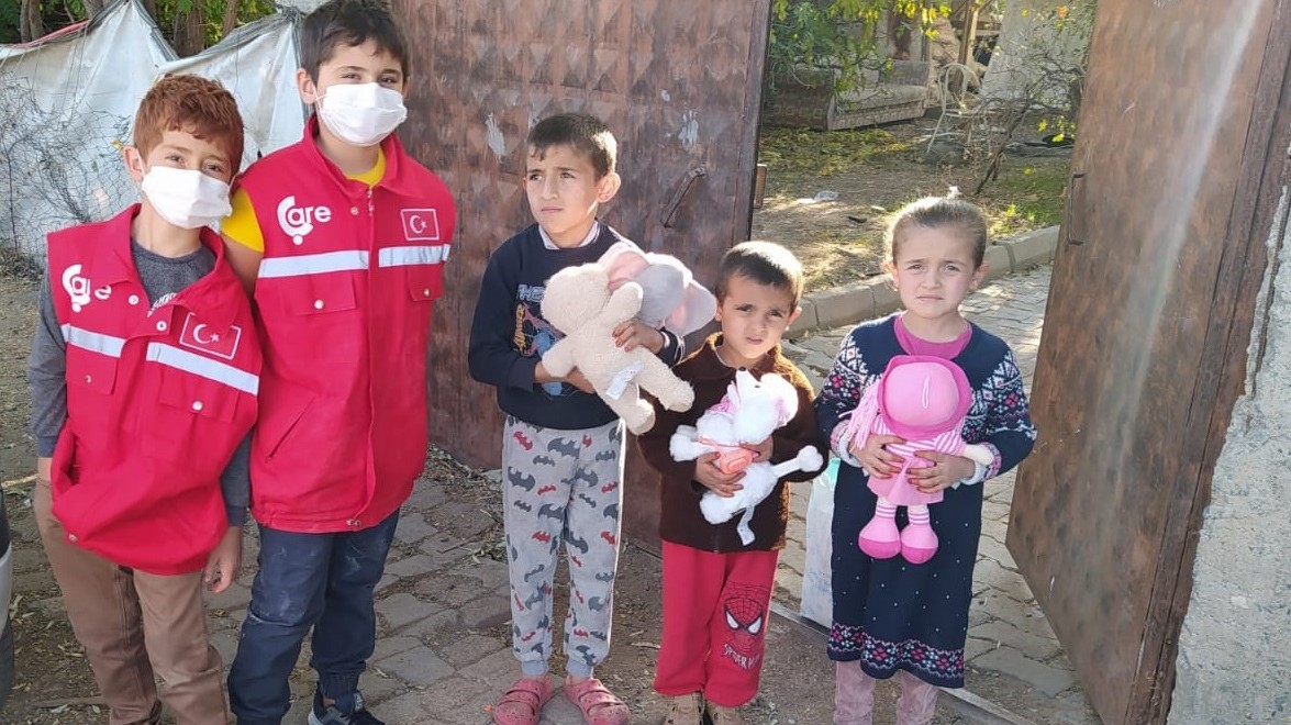 Elâzığ'da Minik Çare Gönüllüleri Oyuncak ve Gıda Yardımı Dağıttı