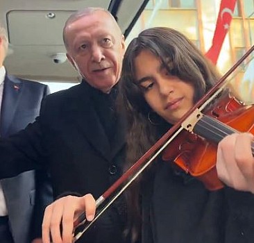 Erdoğan, keman çalan öğrenci ile sohbet edip türkü söyledi