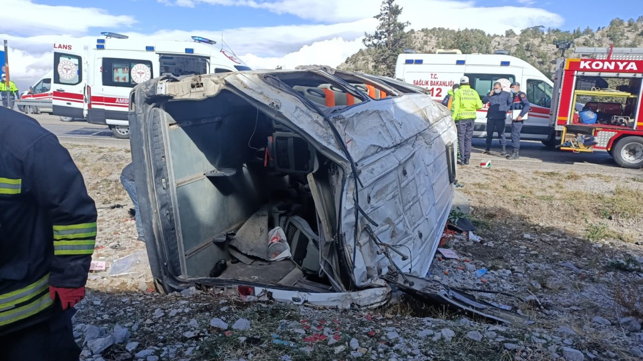 Konya'da minibüs devrildi: 13 yaralı