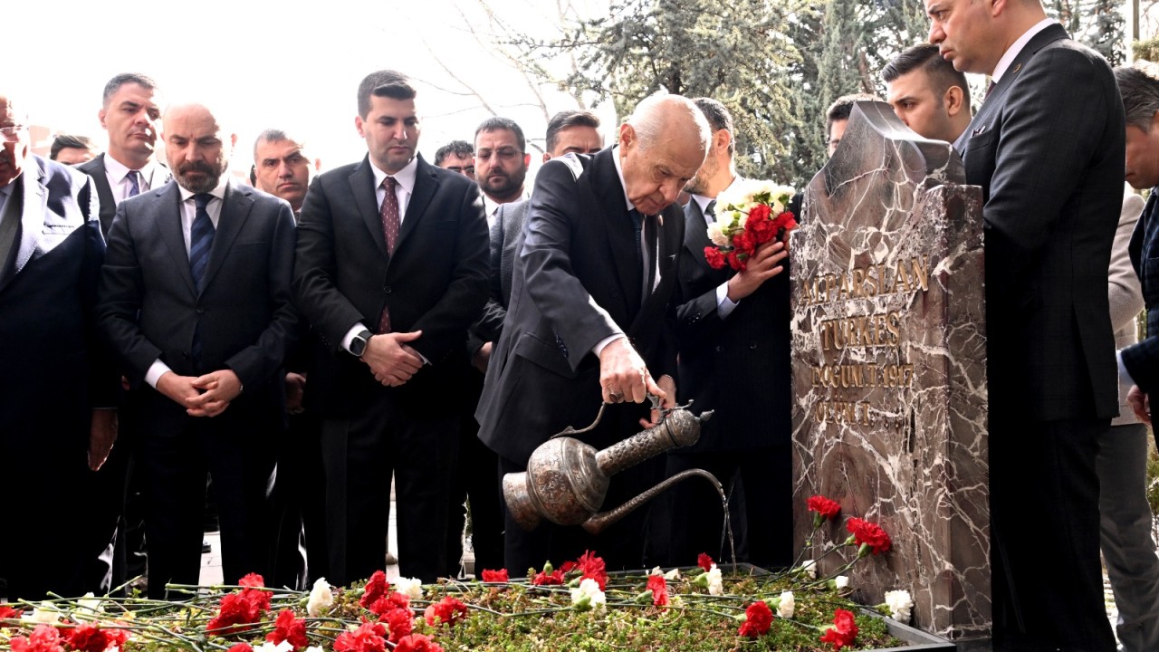 MHP lideri Bahçeli, Alparslan Türkeş'in kabrini ziyaret etti