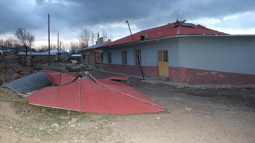 ​Van'da şiddetli rüzgar okulun çatısını uçurdu