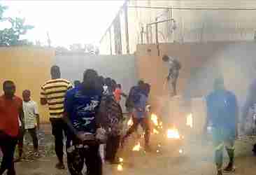 Burkina Faso'da göstericiler Fransız Büyükelçiliğine saldırdı