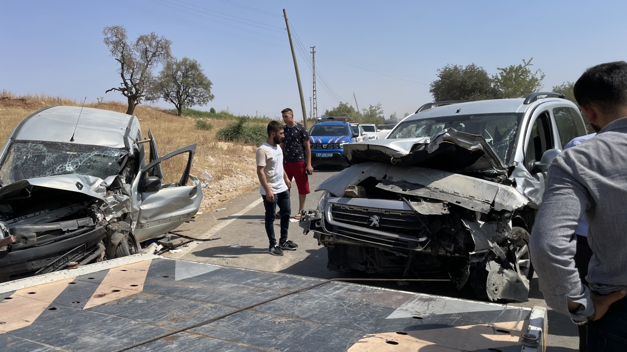 Gaziantep'te iki hafif ticari aracın çarpıştığı kazada 1 kişi öldü, 8 kişi yaralandı