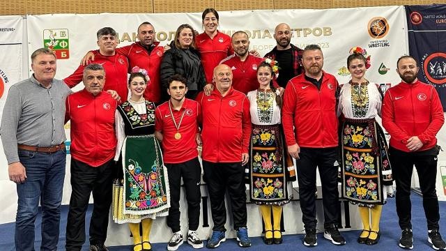 Milli güreşçiler Bulgaristan'da 12 madalya kazandı