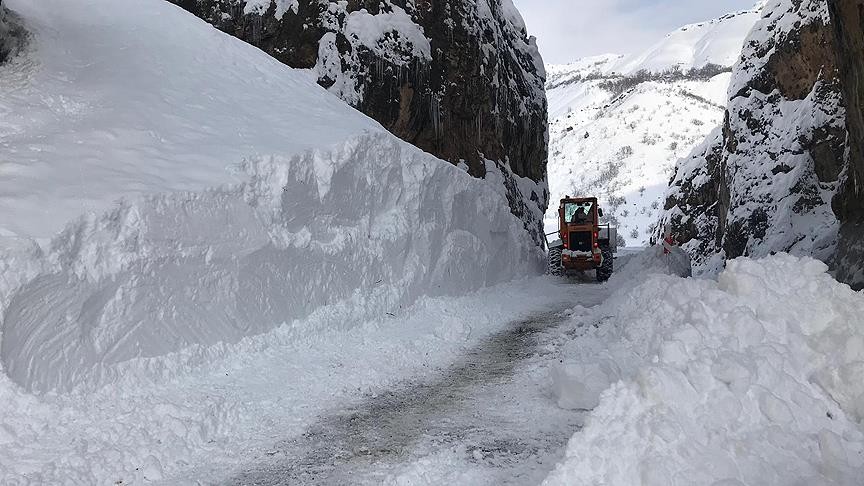 Ardahan'da baharda yağan kar, soğuk hava nedeniyle erimedi