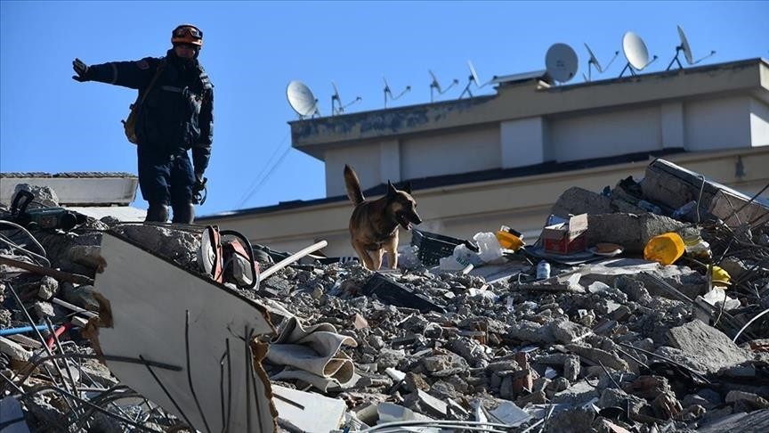 Hatay'da ağır hasarlı 9 bina kontrollü yıkıldı