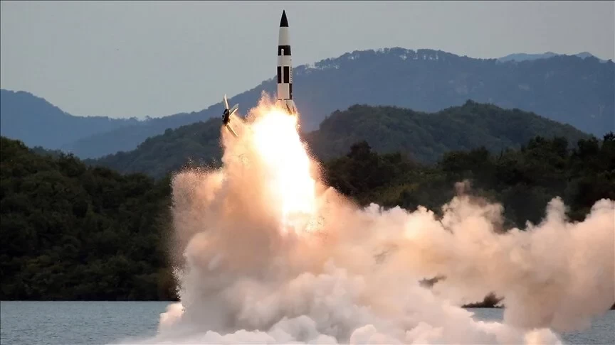 Kuzey Kore' Japonya'ya balistik füze fırlattı