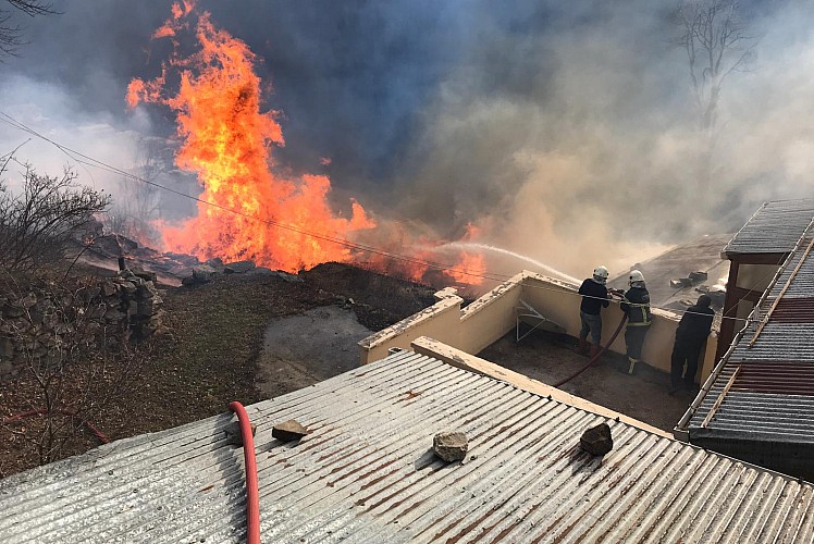 Rize'de yangın: 9 ev kullanılamaz hale geldi