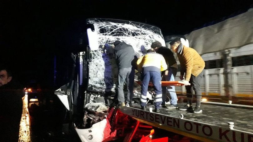 Afyonkarahisar'da yolcu otobüsünün tıra çarpması sonucu 12 kişi yaralandı