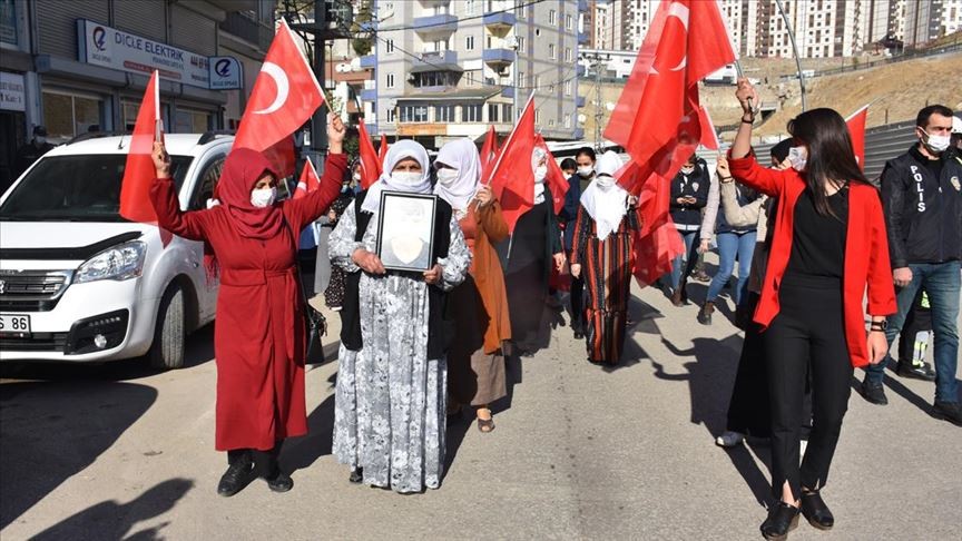 Terör mağduru aileler HDP önünde eylem yaptı
