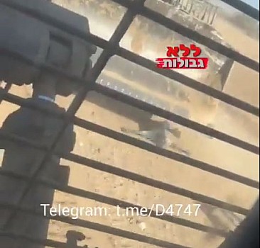 Katil İsrail ordusuna ait buldozer Filistinli sivilin üzerinden geçti