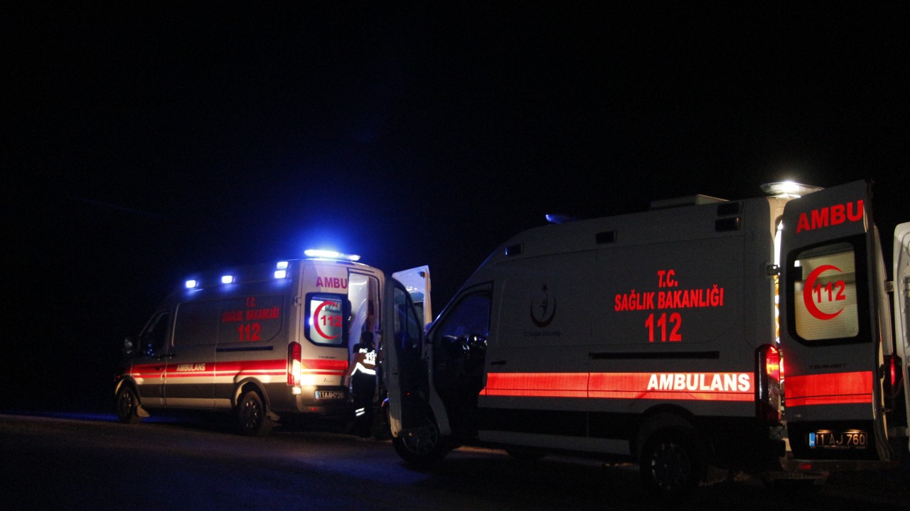 Manisa'da ambulansla otomobilin çarpışması sonucu 2 kişi yaralandı