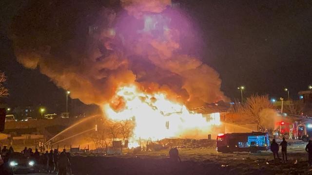 İstanbul'da köpük fabrikasında yangın