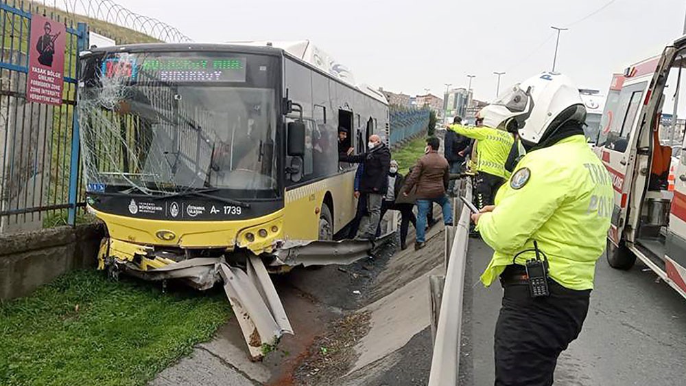 Yine İETT otobüsü yine kaza