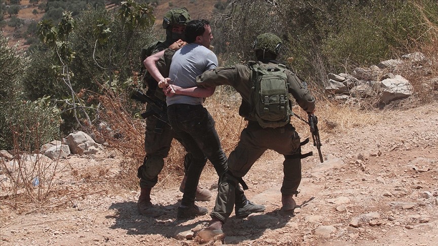 Terör devleti 12 Filistinliyi gözaltına aldı