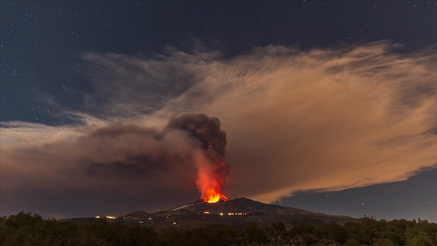 İtalya'da Etna Yanardağı yeniden kül ve lav püskürttü