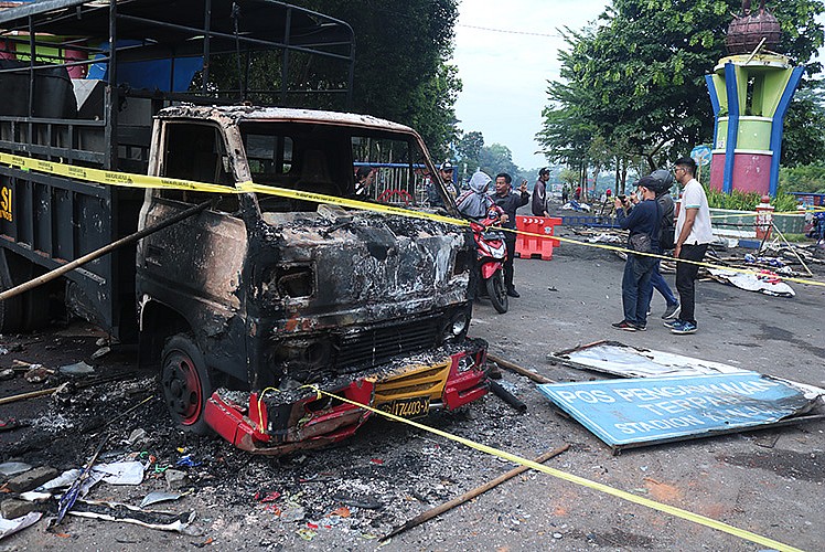 ​Endonezya'da futbol maçında izdiham: 125 ölü