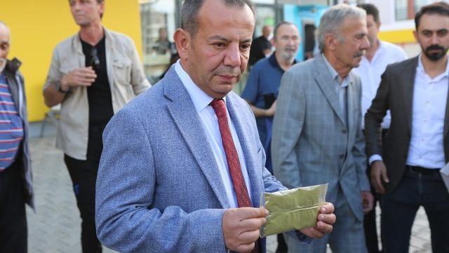 CHP'li Özcan, HDP binasına 'kına' gönderdi