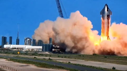 SpaceX roketinin motoru test sırasında yandı