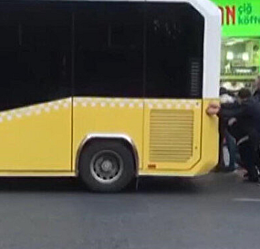 Arızalanan otobüsü yine vatandaşlar itti