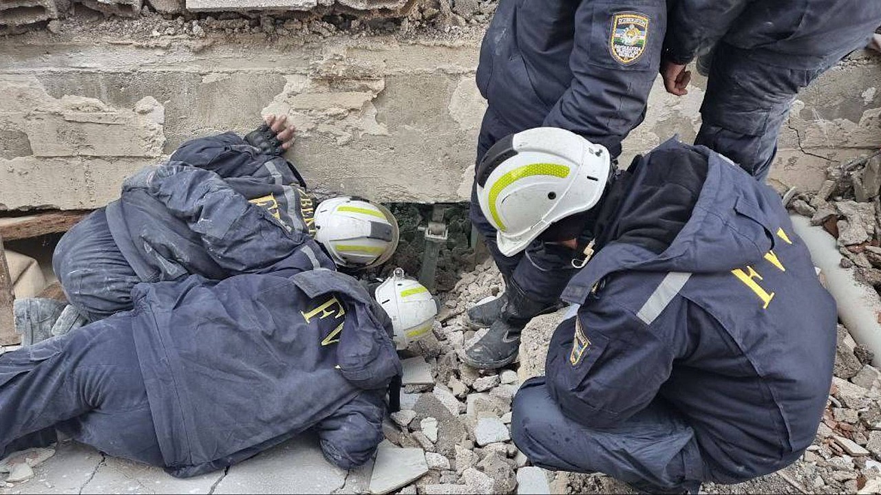 Özbekistanlı ekipler Hatay'da 9 kişiyi enkaz altından kurtardı