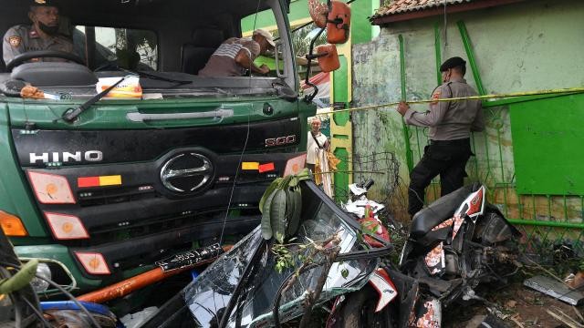 Endonezya'da, kamyon otobüs durağına çarptı: 10 ölü