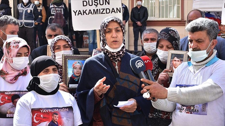 Diyarbakır annelerinden CHP'li Özgür Özel'e tepki
