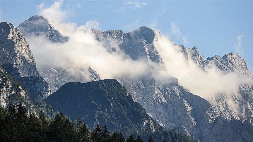 İtalyan Alplerinde buz kütlesi çöktü