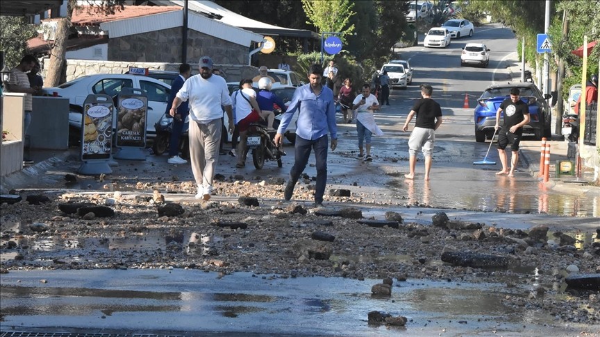 Bodrum'da isale hattının patlaması nedeniyle bazı iş yerlerini su bastı