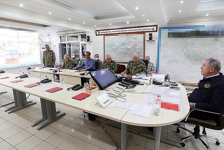 Bakan Akar, sınır birliklerinin komutanları ile toplantı yaptı