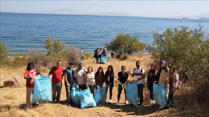 Belediye ekipleri ve vatandaşlar Van Gölü sahilinde çöp topladı