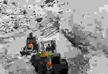 Bayburt'ta üzerine çığ düşen paletli kar aracındaki 5 kişiyi köylüler kurtardı