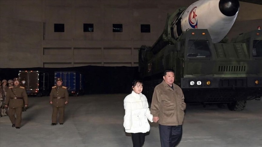 Kim Jong-un füze denemesinde ilk defa kızıyla görüntülendi