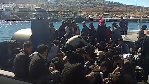 Balıkçı teknesinde 300'e yakın göçmen yakalandı