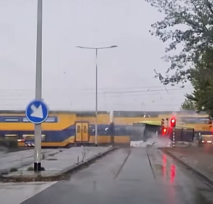 Hollanda'da tren otobüsü ikiye böldü