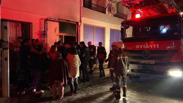 Manisa'da apartmanın elektrik kabloları yandı, bina boşaltıldı