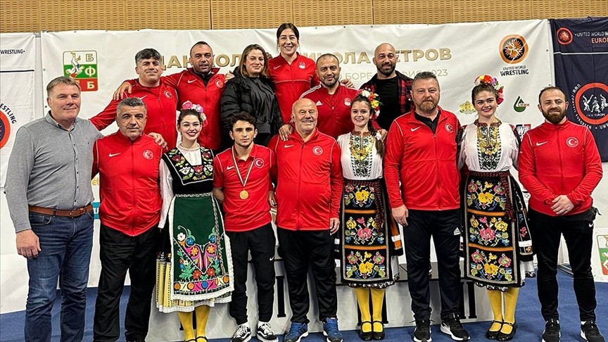 Milli güreşçilerimiz Bulgaristan'da altın madalya kazandı